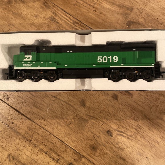 Atlas HO Burlington Northern Engine #5019 New in Box - Picture 2 of 9